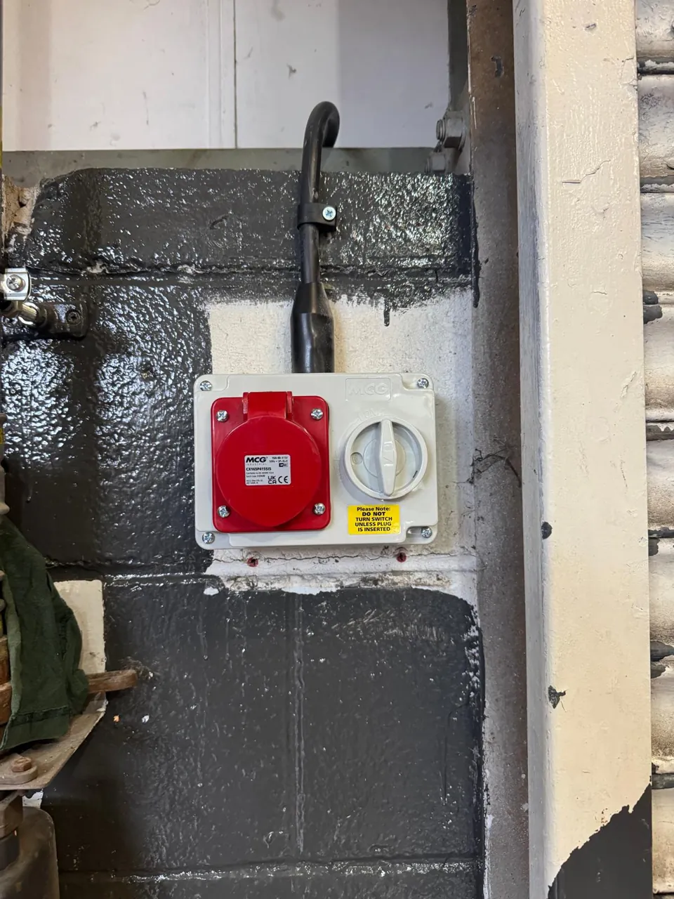 Three-phase switched socket