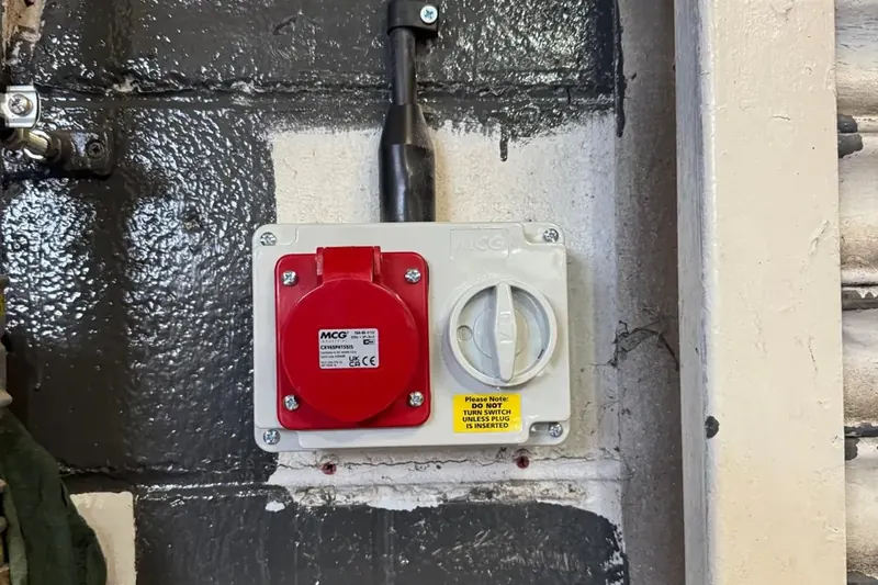 Three-phase switched socket