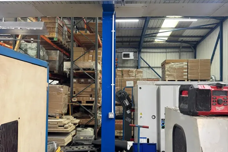 Workshop power distribution and containment