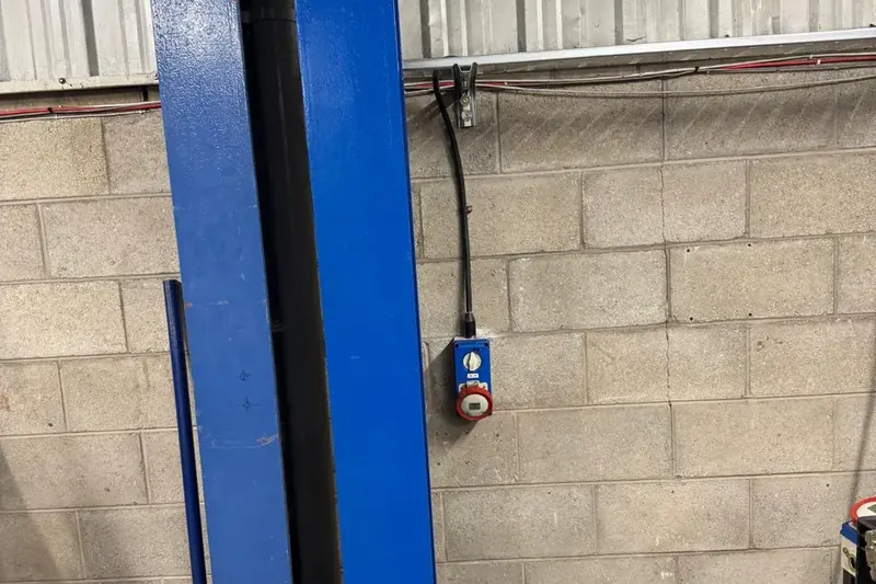 Workshop power distribution and containment
