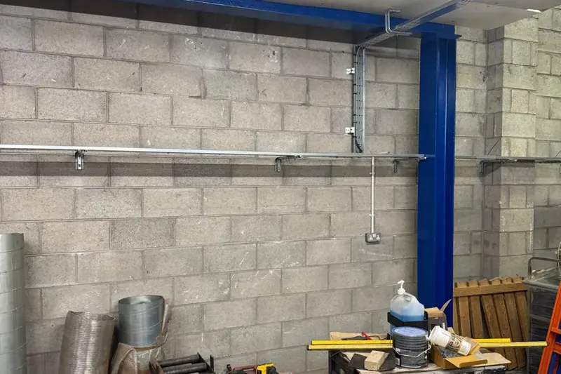 Workshop power distribution and containment