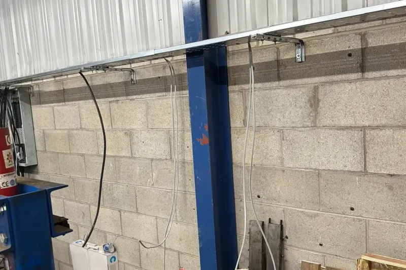 Workshop power distribution and containment