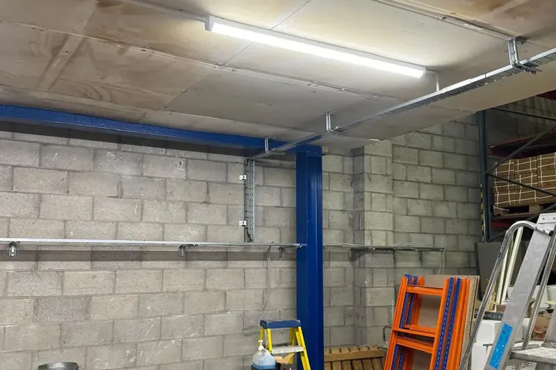 Workshop power distribution and containment