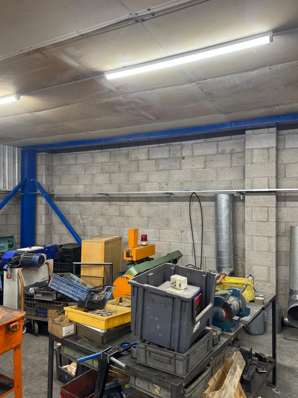Workshop power distribution and containment