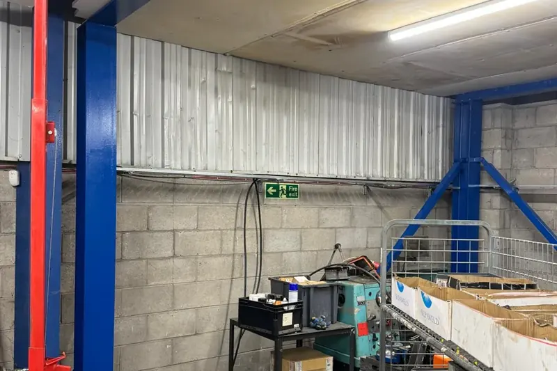 Workshop power distribution and containment
