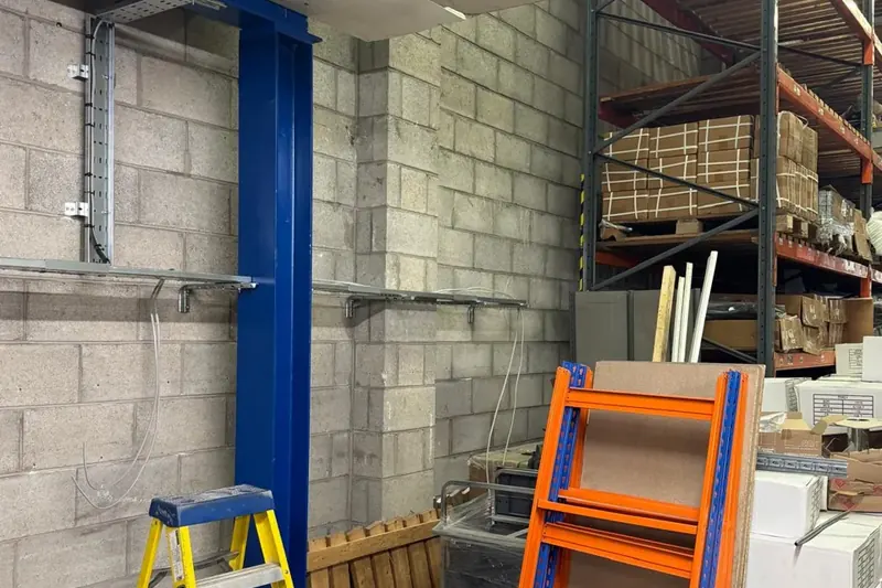 Workshop power distribution and containment