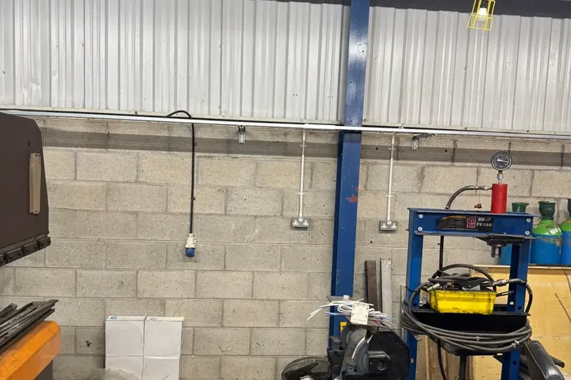 Workshop power distribution and containment