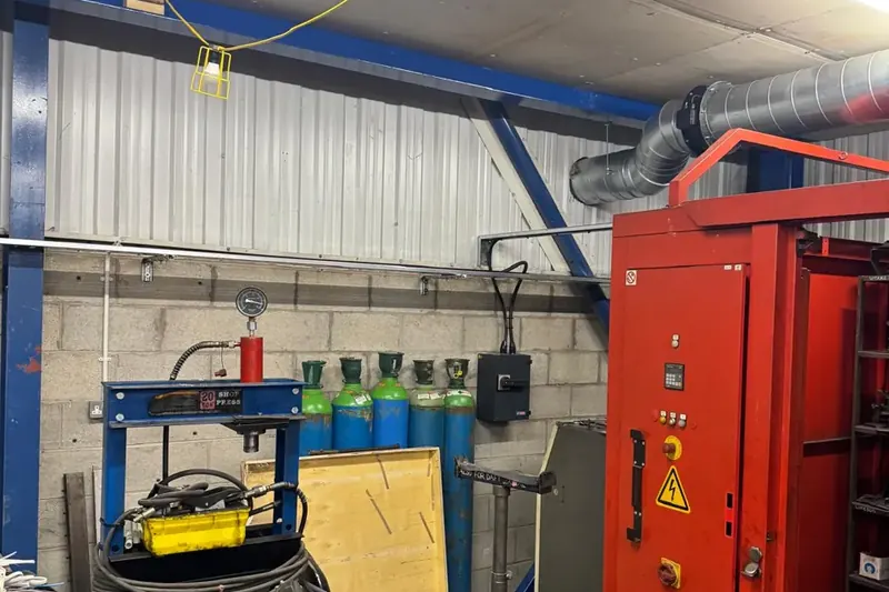 Workshop power distribution and containment