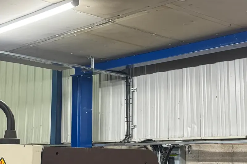 Workshop power distribution and containment